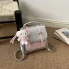 2026 Verano Nueva Moda Alto Valor Lindo Bordado de Fresa Simple Versátil Mochila Tote Casual Mochila Pequeña
