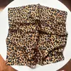 Pañuelo de seda con estampado de leopardo clásico, versátil para el verano, hecho de seda sintética, pañuelo cuadrado multipropósito para decoración de bolso, diadema y pañuelo para la cabeza