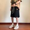 Llegada Nueva Verano 2023 Estilo Hong Kong Pantalones Cortos de Hombre con Etiqueta de Cuero Irregular, Cordón en la Cintura, Pierna Recta, Pantalones Pequeños Grises