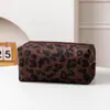 Bolsa de Maquiagem Estampada de Leopardo Mais Vendida na Europa e América Bolsa de Armazenamento Portátil de Viagem Feminina Bolsa Clutch com Textura Personalizada Transfronteiriça Bolsa de Higiene Pessoal