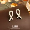 Brincos de Cruz Cauda de Peixe com Diamantes Incrustados de Agulha de Prata Estilo Coreano Brincos com Design Simples Vazado Exquisitos Versáteis Brincos para o Dia a Dia para Mulheres