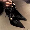 Zapatos de tacón alto con pedrería negra para mujer, nuevo estilo 2026, punta fina, tacón de aguja, hebilla metálica, sandalias elegantes para la noche