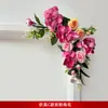 Se Usan Flores Artificiales para Decorar la Esquina de la Puerta de la Habitación de la Novia para Decoración de Boda. Se Usan Flores Artificiales Para Decorar la Puerta del Dormitorio del Novio