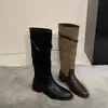 Elegantes para la calle~ Estilo retro de nicho, bloques de color, botas largas con correa de hebilla para mujer, punta redonda, tacón grueso, botas plisadas apiladas, de moda