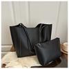 Bolsa Tote de Ombro Casual Feminina Versátil Vintage Grande Capacidade Europeia e Americana Nova Tendência Moda Simples 2025