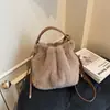 Bolsa de Balde de Pelúcia Grande Capacidade Feminina 2026 Nova Tendência Moda Versátil Bolsa de Mão Bolsa de Ombro Bolsa Transversal Bolsa Peluda de Inverno