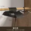 Cabides de Pescoço Curto para Economia de Espaço, Antiderrapantes e que Não Marcam, para Uso em Guarda-Roupas Domésticos, Adequados para Pendurar Roupas Grandes