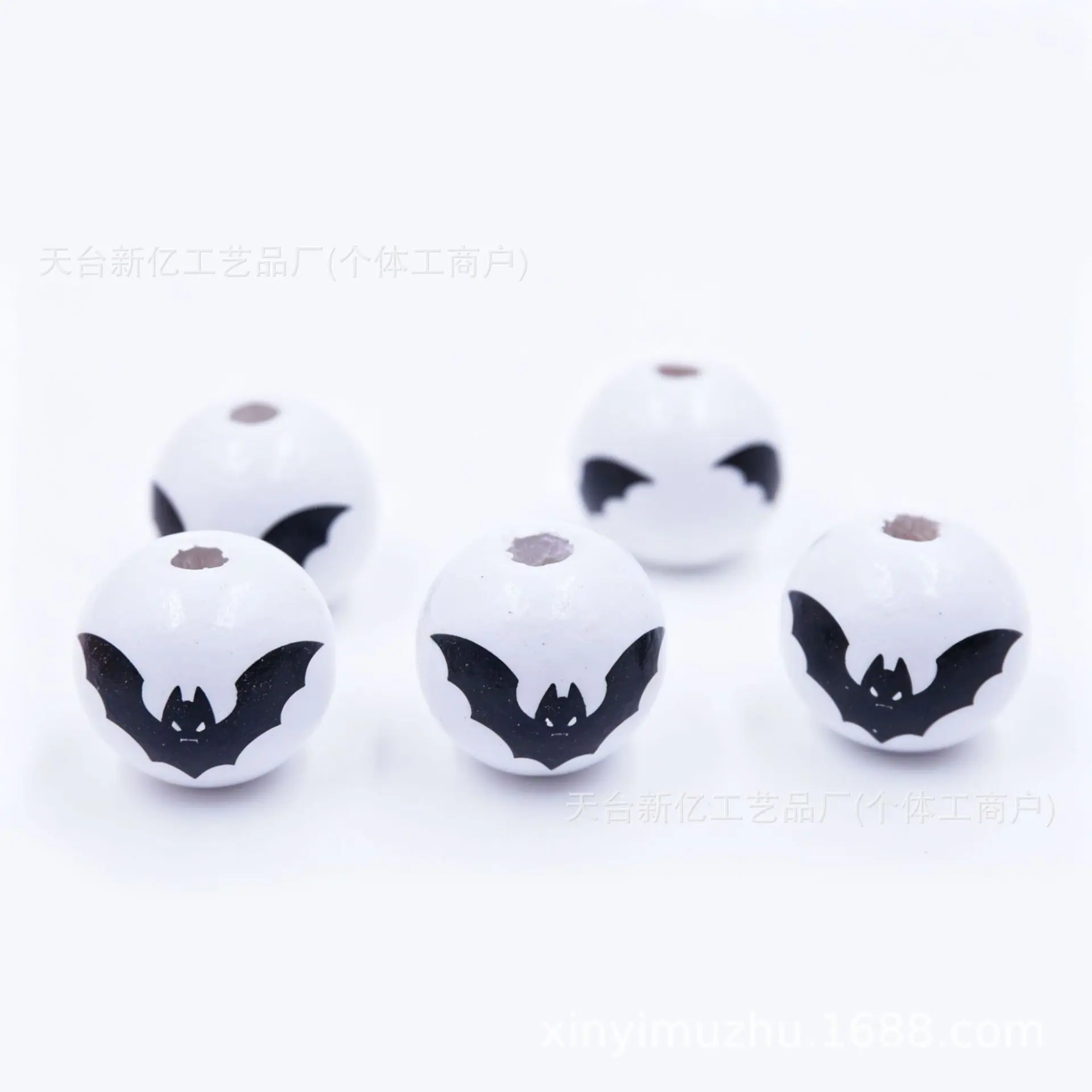 白底黑蝙蝠