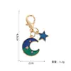 Llavero de luna creciente y estrella bicolor, colgante para mochila de estilo coreano con bloques de color de estrella y luna con cierre de mosquetón, pequeño regalo