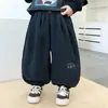 Pantalones de Felpa para Niños Otoño e Invierno 2026 Estilo Nuevo Guapos de Moda Casual para Bebé Pantalones Largos para Niños Pantalones Gruesos con Puño Modernos
