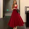Elegante Vestido Rojo Plisado de Cuello Cuadrado con Tirantes Finos para Mujer, Estilo Socialité, Verano, Ceñido a la Cintura, Espalda Descubierta, Largo con Dobladillo Grande, Transfronterizo