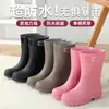 Botas de Chuva Britânicas Rosa com Cordão à Prova de Vento, Botas de Chuva da Moda de Cano Médio, Sapatos de Borracha Antiderrapantes, Botas de Água, Sapatos de Água Femininos para Caminhada