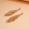 Brincos Europeus e Americanos Transfronteiriços em Forma de Pena com Cravação de Diamantes e Tachas Prateadas, Brincos Dourados, Luxo Leve, Alto Padrão, Versáteis, Brincos com Franjas para Atacado