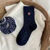 Calcetines de otoño e invierno de oso de dibujos animados con rayas retro de media pantorrilla para mujer, versión coreana, lindos calcetines largos apilables estilo japonés al por mayor