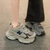Tênis retrô de sola grossa da primavera de 2024 para mulheres, explosões internas, aumento, sapatos estilo pai, pés pequenos, malha, sapatos casuais Joker