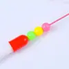 En stock de fábrica, palo para gato divertido de alambre de acero y plumas de dos colores con cascabel, caña divertida para gato de mano, juguete para gato, suministros para mascotas transfronterizos