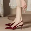 Sapatos de Salto Alto para Mulheres 2026 Novo Estilo Metal Salto Agulha Bico Fino Tira Única Sexy Vermelho Couro Envernizado Sandálias Fechadas