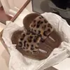 Chinelos fofos de sola grossa com estampa de leopardo, novos da moda outono e inverno para mulheres, chinelos de algodão, pantufa quente forrada de lã para casa
