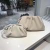 Selección Estricta de Estilo Tejido Bolso Tejido de Cuero Genuino para Mujer 2025 Verano Nuevo Bolso de Hombro Cruzado de Mano Nube