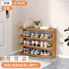 Um lote de armário de sapatos especial em forma de sapateira de entrada de sala de aluguel com armazenamento na porta, multi-camadas para uso doméstico interno