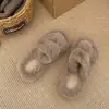 Pantuflas peludas negras retro de suela gruesa para mujer, adecuadas para usar en exteriores, nuevo estilo otoño e invierno 2026, pantuflas de algodón antideslizantes que aumentan la altura para personas menudas