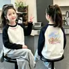 Camiseta Estilosa de Pelúcia com Manga Raglan Longa para Meninas Novo Estilo Outono/Inverno Camada Base para Meninas Pequenas Top com Gola Redonda para Crianças de Tamanho Médio e Grande