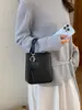 Bolso pequeño cuadrado simple para mujer, casual y elegante, bolso nuevo de moda y tendencia, bolso de hombro y cruzado de moda para la primavera 2026