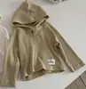 Blusa com capuz de manga longa em malha canelada estilo INS para bebês e crianças pequenas, com botão único e acabamento em renda com letras em inglês para meninas