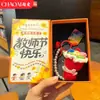 Ramo para el Día del Maestro, Llavero de Flor Sostenido a Mano, Producto Terminado de Ganchillo de Flor Artificial Rosa, Regalo Creativo, Regalo para el Día del Maestro
