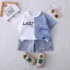 Verano 2026 Nuevo Conjunto de Dos Piezas para Niños Estilo Comercio Exterior Cuello Redondo Manga Corta con Pantalones Cortos de Mezclilla Casual Moderno