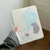 Funda estilo coreano de tinta salpicada para tablet iPad Pro con animalitos pequeños, soporte giratorio de aire y ranura para mini pluma de 11 pulgadas
