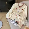 Cárdigan de punto trenzado dulce estilo coreano para primavera y otoño con cuello redondo, botones coloridos en forma de corazón y diseño de lazo, suéter versátil para mujer