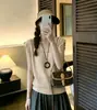 Camiseta de punto de manga corta con cuello en V para mujer, estilo fino de verano, estilo coreano con bordes rizados, en stock en Guangzhou Shisanxing