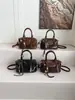 Nova bolsa Boston de couro encerado retrô 2026 para mulheres, um design de ponta e único, versátil para usar na transversal ou na mão, uma bolsa estilo travesseiro elegante