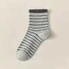 Meias listradas de comprimento médio para outono e inverno para mulheres, simples e versáteis, meias slouch de algodão penteado com alta elasticidade, meias esportivas para estudantes