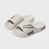 Las pantuflas deportivas para hombre se pueden usar afuera en verano, son adecuadas para el uso en casa, para bañarse y para el baño.; son antideslizantes con partículas de masaje y una suela gruesa
