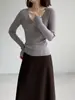 Camiseta base de punto para mujer Jiangzuo, corte ajustado, cuello en V, con textura de canalé fino, top de manga larga simple y versátil 2057