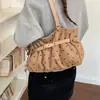 Bolsa de ombro simples e moderna em camurça de grande capacidade, bolsa da moda com estampa de bolinhas de luxo leve, nova bolsa de ombro de outono de 2026