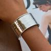 Diseño Silencioso y Elegante, Estilo Clásico Acero Inoxidable Oro de 18K Pulsera Abierta Ancha con Patrón Martillado Acero Inoxidable Joyería para Mujer al Mayoreo