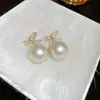 Brincos de Laço com Pérolas Banhados a Ouro Real Estilo Francês, Brincos de Tarraxa Exquisitos de Luxo Leve Inspirados em Chanel, Brincos Versáteis da Moda Atacado