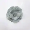 Novos acessórios de flor de tecido com borda queimada, disponíveis em várias cores, prontos para envio. Atacado de flores para sapatos, flores para chapéus, acessórios de cabelo, flores para lapela e acessórios decorativos para roupas.