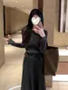 Novo vestido de tricô estilo francês, suave e elegante para mulheres, perfeito para outono e inverno, apresentando um design descontraído e sofisticado com cintura marcada e comprimento longo