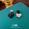 Brincos de Tarraxa Coração Estilo Ab com Laca Preta e Agulha de Prata para Mulheres, Luxo Leve, Simples, Modernos, Versáteis com um Toque Elegante e Sofisticado