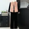 El popular atuendo de madre de este año es la nueva colección de otoño 2026, que presenta un elegante conjunto de chaleco de tres piezas de alta gama para mujeres de mediana edad y mayores.