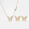 Conjunto de joias de cobre de luxo leve europeu e americano com brincos de borboleta com zircônia microincrustada, colar e pingente para vestido de noiva