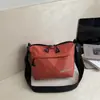 Bolso cruzado pequeño cuadrado a cuadros de moda transfronterizo 2026 tela de nailon nuevo estilo japonés casual simple para mujer