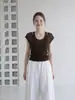 Camiseta feminina marrom de manga curta com decote V, estilo duas peças, para o verão, com camisola, design fresco e vazado, simples e elegante, corte justo