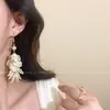 Brincos de Tassel Longo Pétala para Mulheres Pérola Alto Padrão 2025 Novos Populares Brincos de Flor Brincos Franceses Delicados