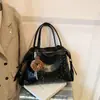 Bolsa tote minimalista e moderna com rebites para mulheres, outono retrô versátil para o dia a dia, nicho de personalidade, de ombro ou sob o braço