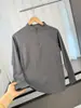 Tejido cepillado, costuras termoselladas, camiseta de manga larga de corte ajustado con cuello mao pequeño y cierre de media cremallera. 13684